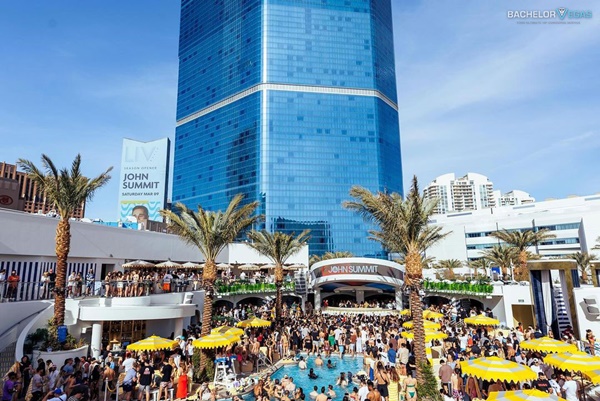 fontainebleau-pool-party