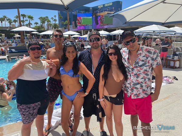 pool-party-dress-code