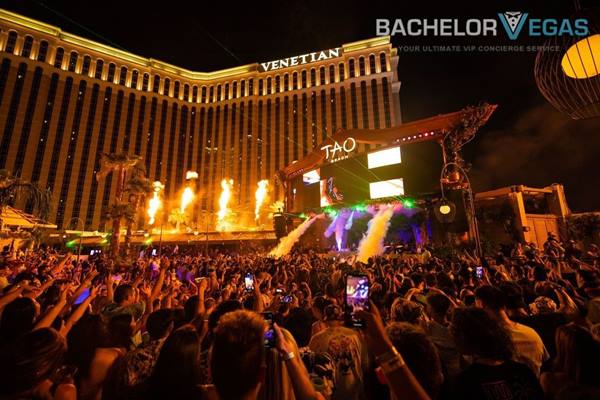 las-vegas-party-crowd