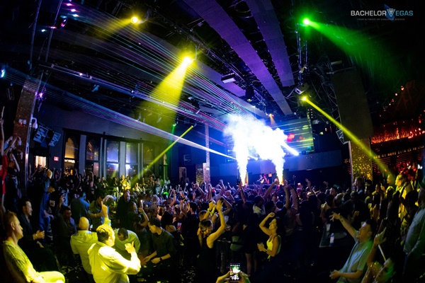 vegas-crowd