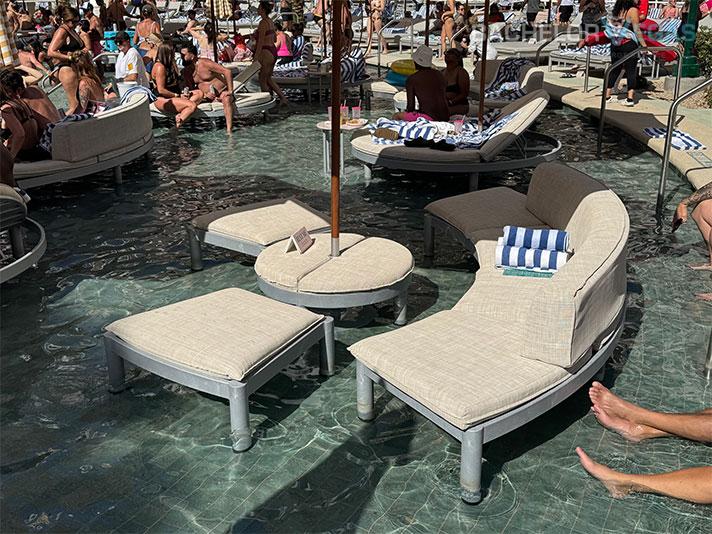 Wet Deck Couch - Party Pool