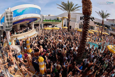 packed-vegas-fontainebleau-pool